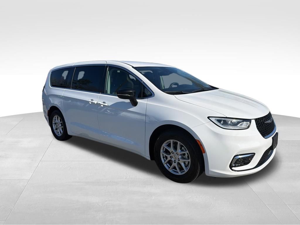 Used 2024 Chrysler Pacifica Touring-L image 8