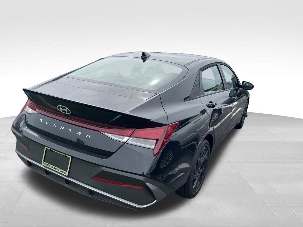 Used 2026 Hyundai Elantra SEL Sport FWD image 3