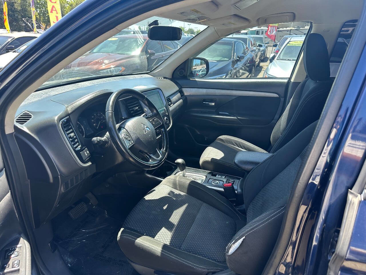 Used 2017 Mitsubishi Outlander SE AWD/4WD image 13