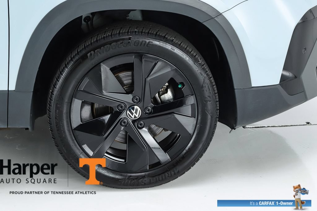 Used 2025 Volkswagen Taos SE FWD image 14