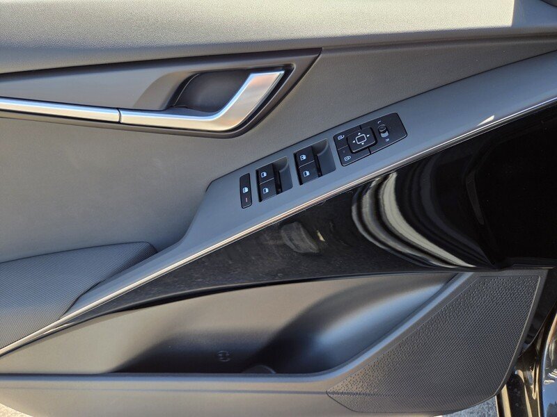New 2026 Kia Niro EX FWD image 9