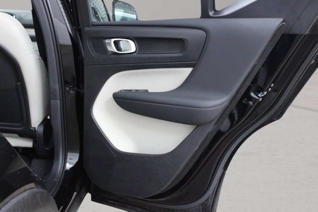 Used 2025 Volvo XC40 B5 Ultra AWD/4WD image 28