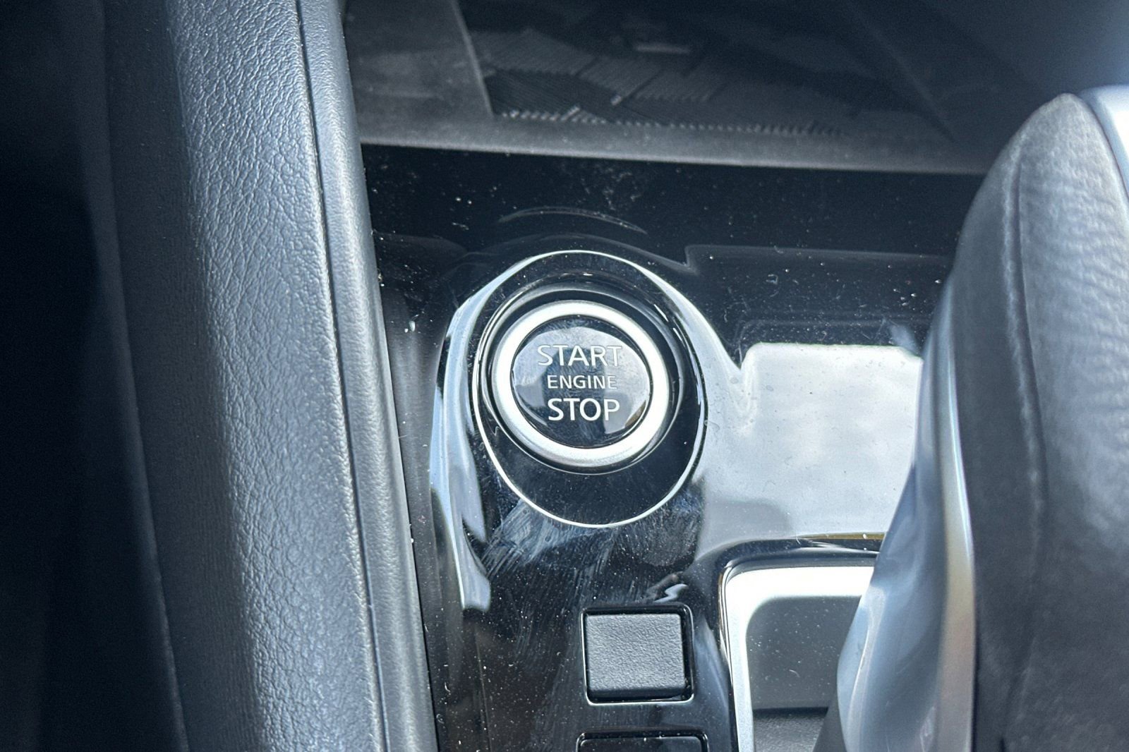 Used 2025 Nissan Versa SR w/ Trunk Package image 24