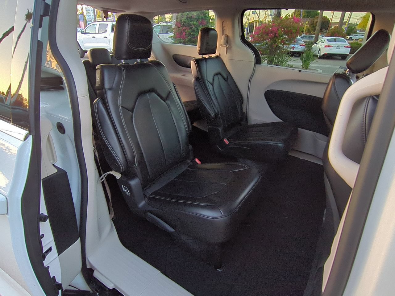 Used 2023 Chrysler Pacifica Touring-L FWD image 24
