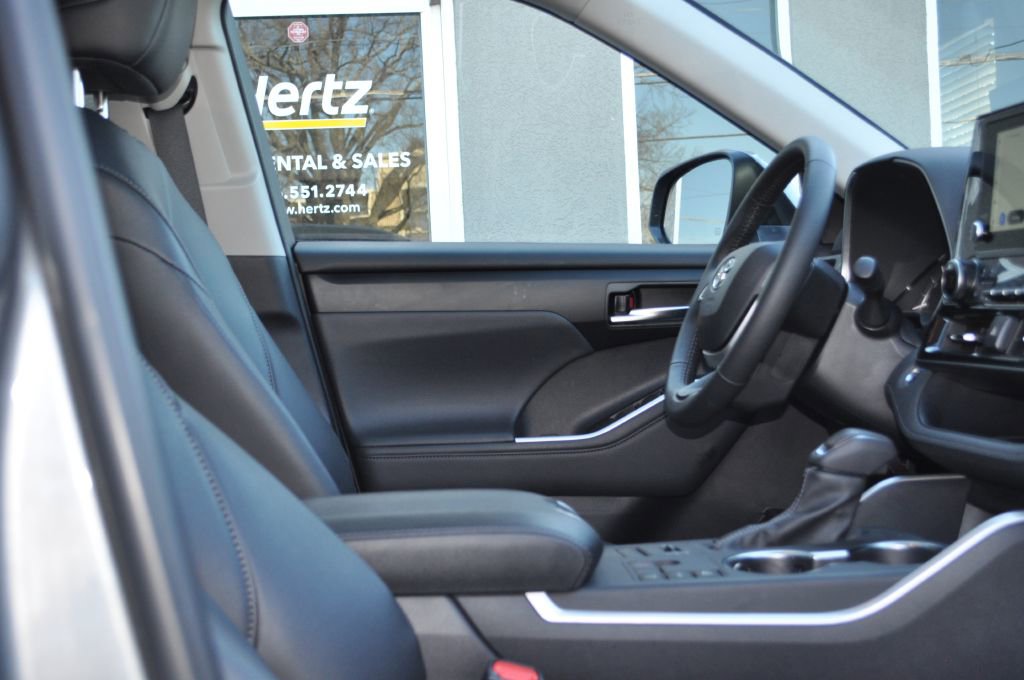 Used 2025 Toyota Highlander XLE image 23