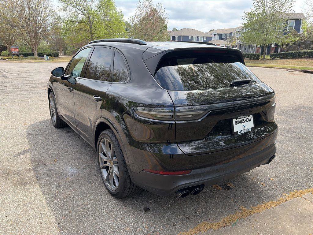 Used 2023 Porsche Cayenne Platinum Edition AWD/4WD image 3