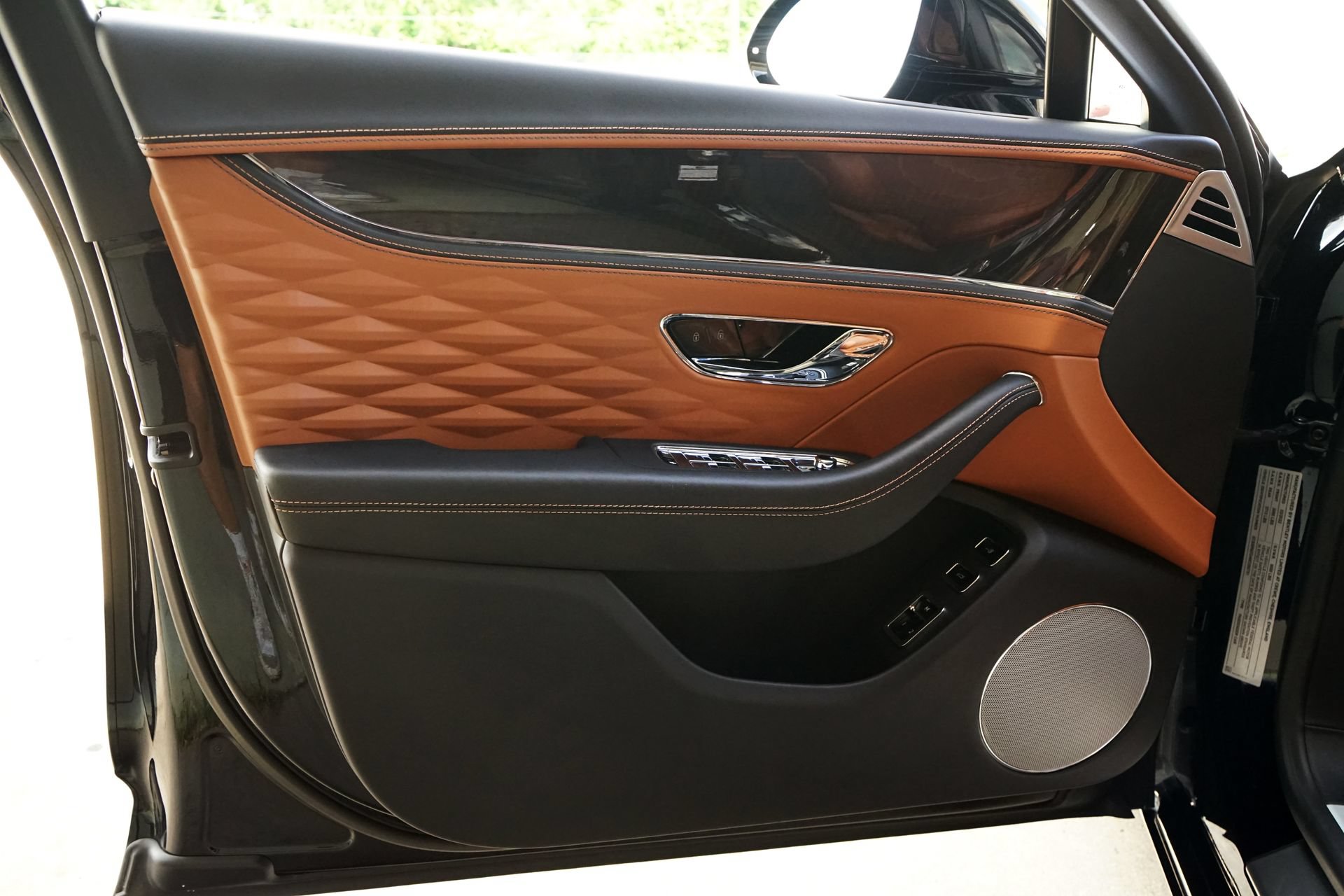 Used 2022 Bentley Flying Spur Plug-In Hybrid AWD/4WD image 26