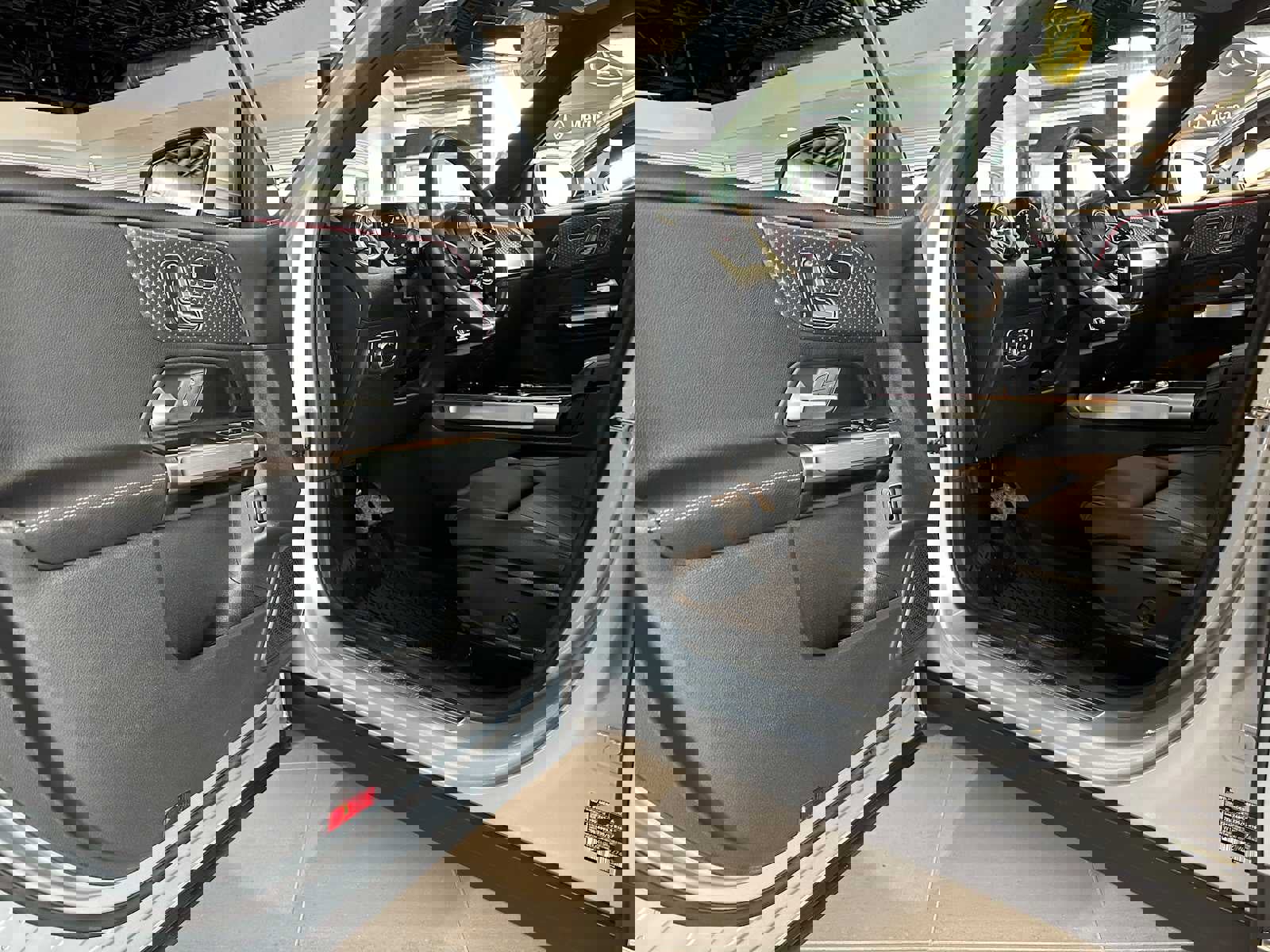 Used 2025 Mercedes-Benz GLB 250 4MATIC image 19