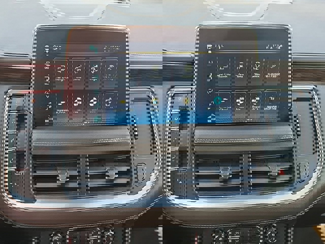 Used 2022 Chevrolet Suburban LT w/ Luxury Package image 16