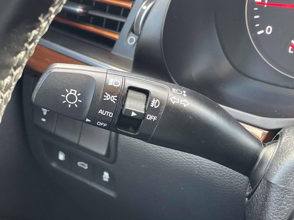 Used 2018 Kia Cadenza Premium image 12