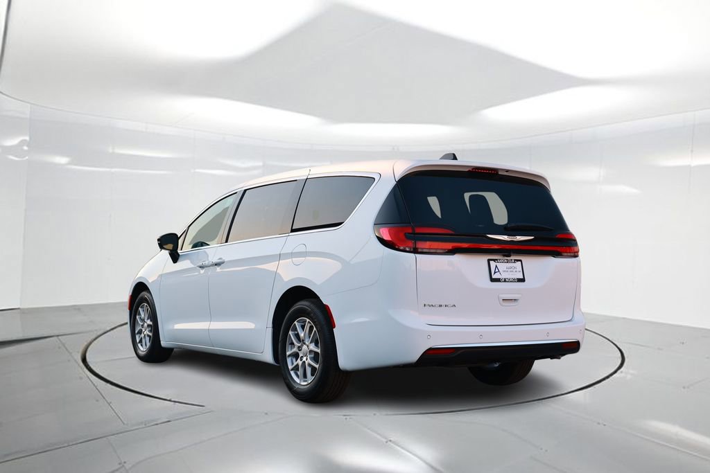 New 2026 Chrysler Pacifica Select image 2
