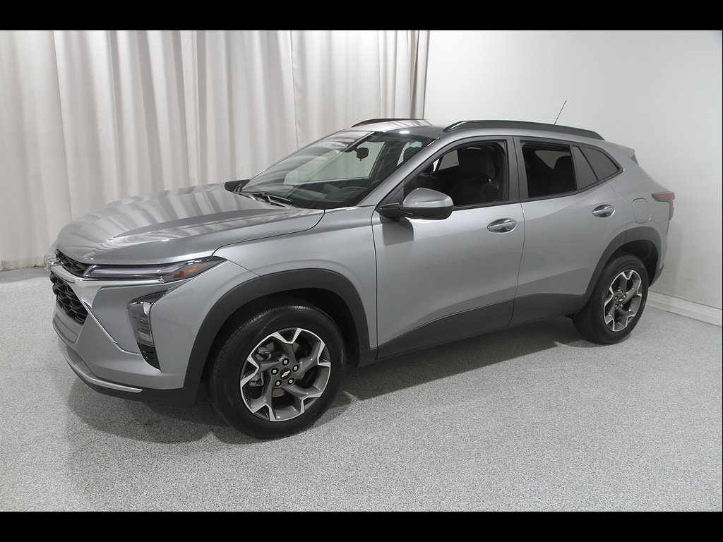 Used 2025 Chevrolet Trax LT w/ LT Convenience Package FWD image 3