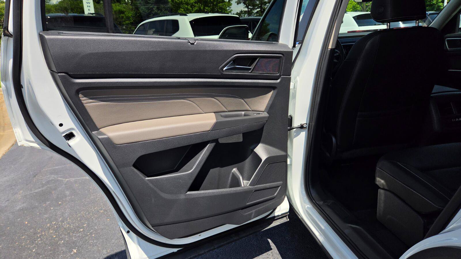 Certified 2023 Volkswagen Atlas SE w/ Black Wheel Package FWD image 40