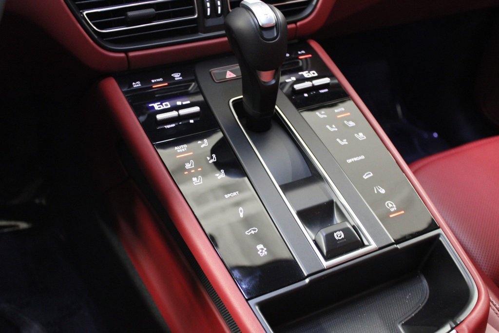 Certified 2025 Porsche Macan image 30