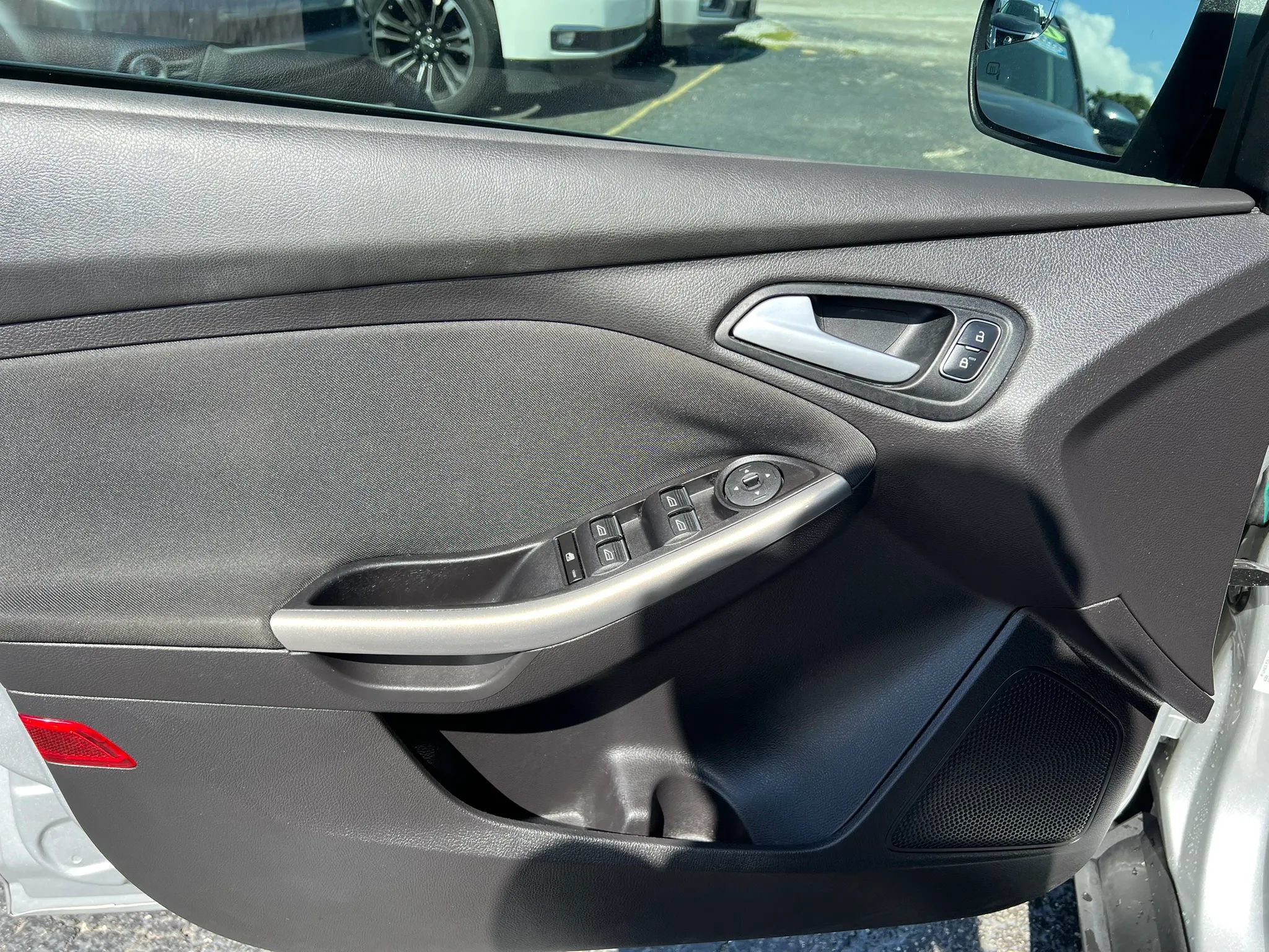 Used 2015 Ford Focus Titanium FWD image 9