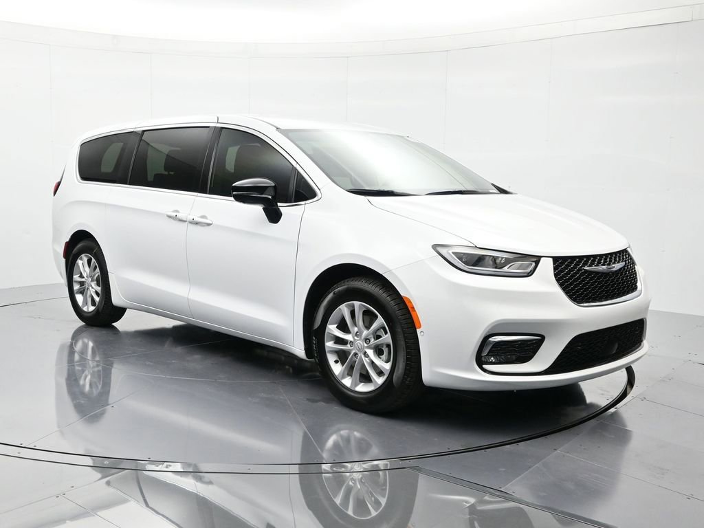 New 2026 Chrysler Pacifica Select image 3