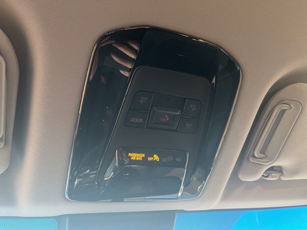 Used 2021 Toyota Venza LE w/ Carpet Mat Package (TMS) image 75