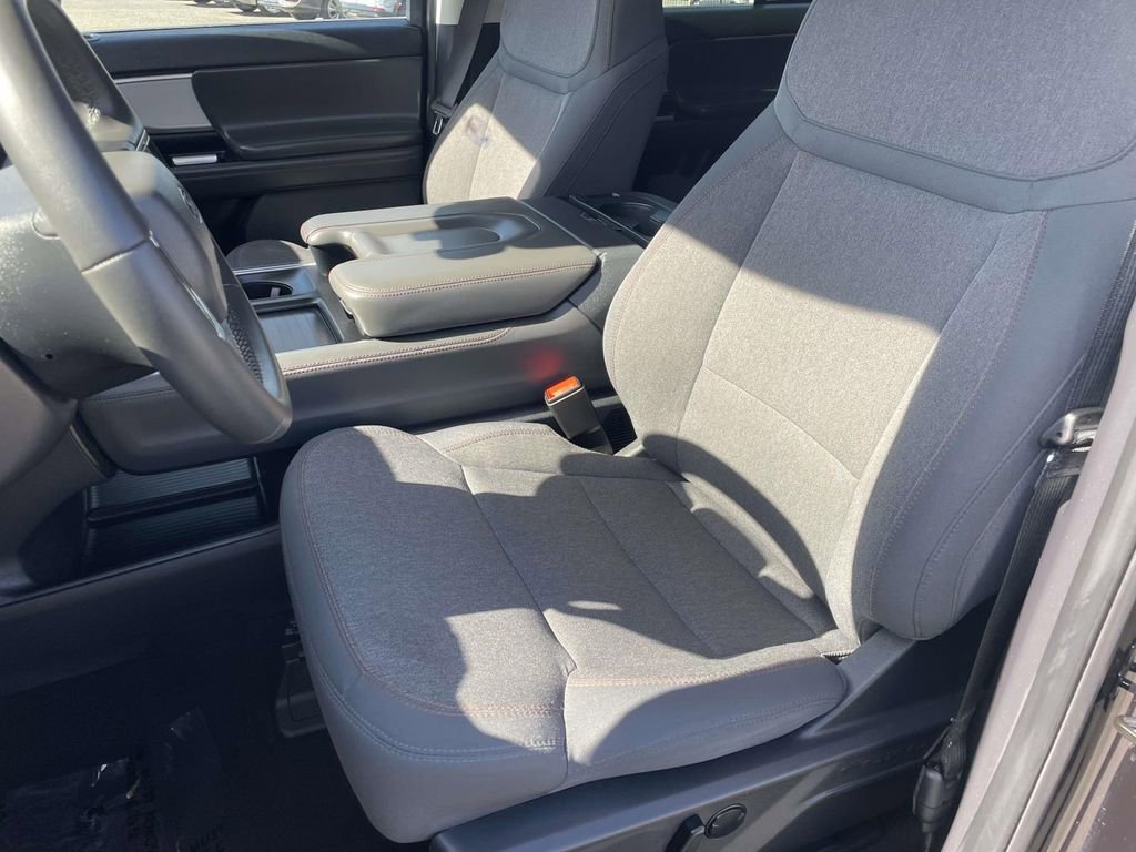 Certified 2025 Ford Expedition Active image 19