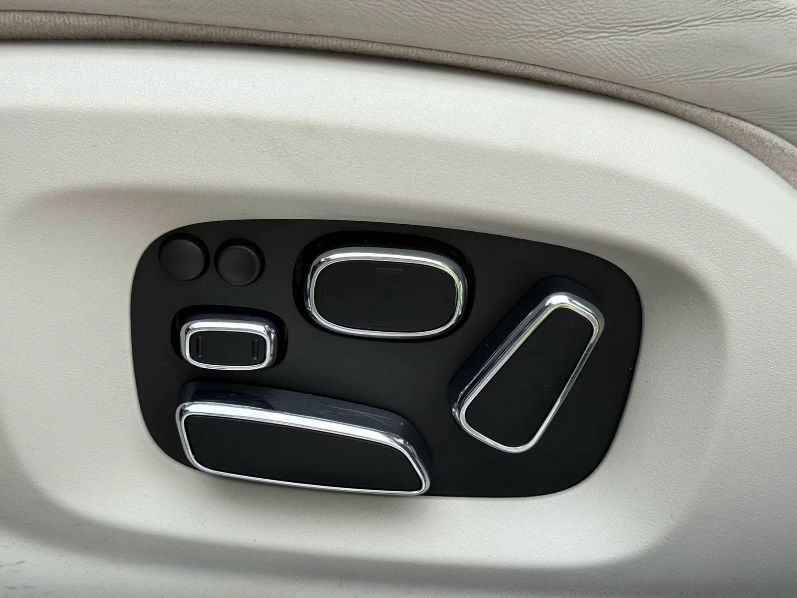 Used 2014 Jaguar XJ L Portfolio image 24