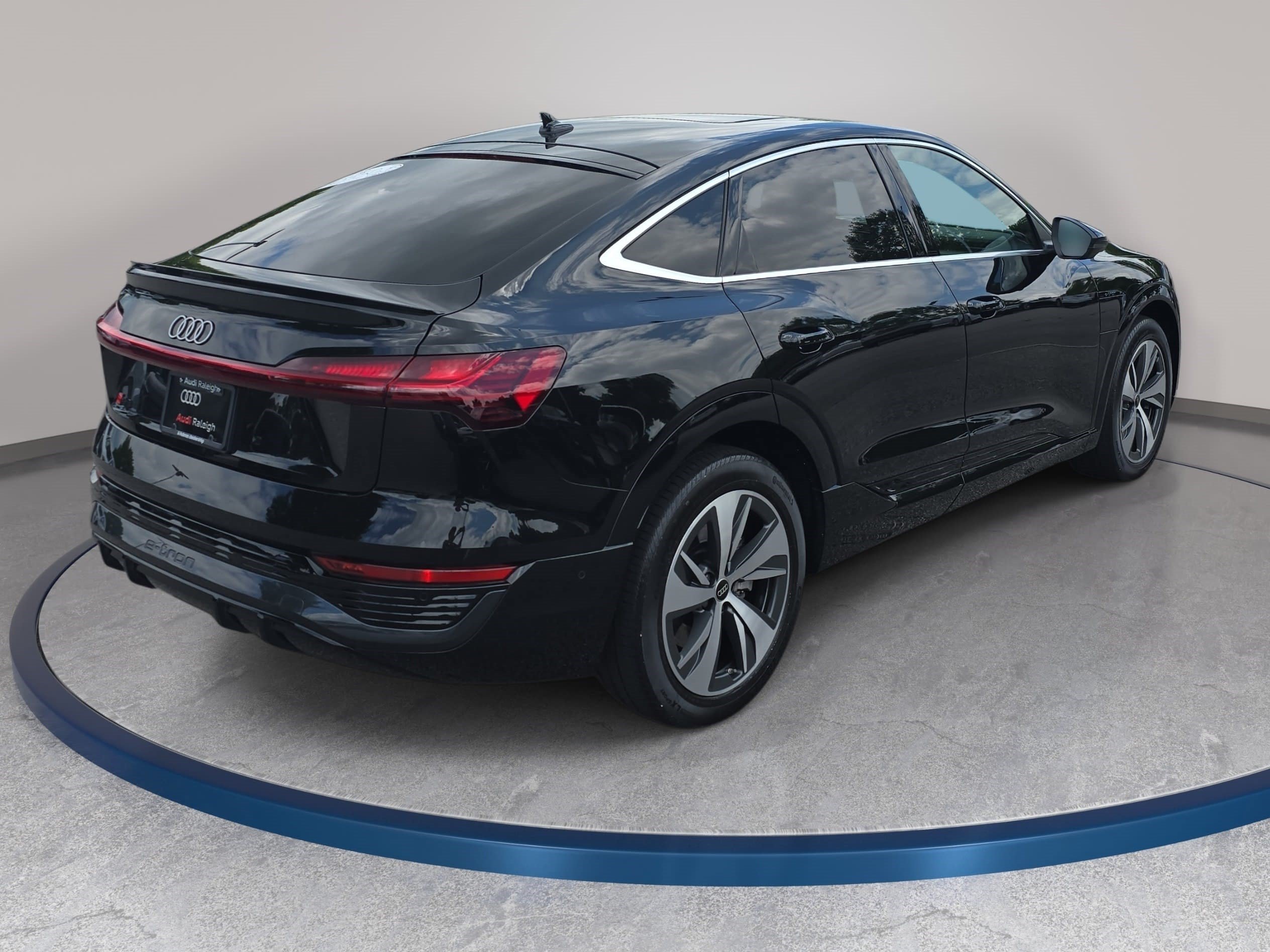 Used 2024 Audi Q8 e-tron Premium Plus w/ Premium Plus Package AWD/4WD image 5