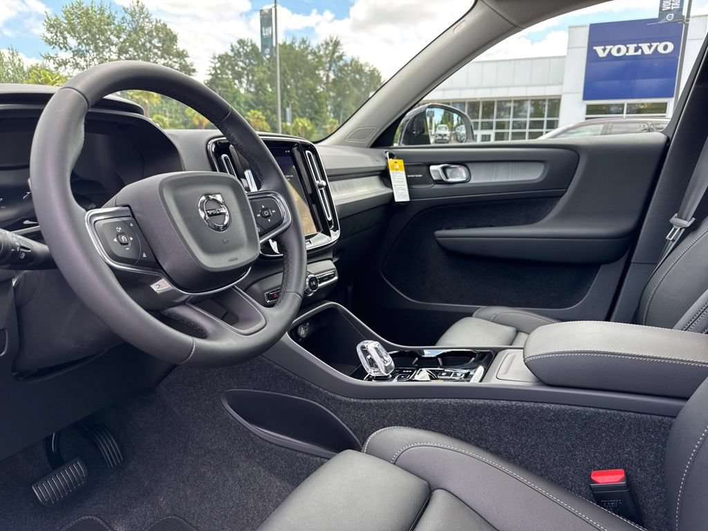 New 2026 Volvo XC40 B5 Plus w/ Climate Package AWD/4WD image 4