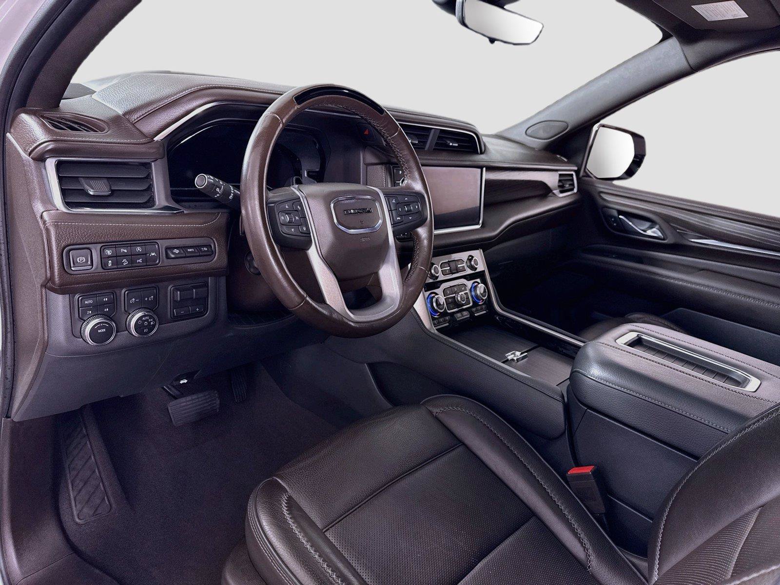 Used 2023 GMC Yukon XL Denali w/ Advanced Technology Package AWD/4WD image 3