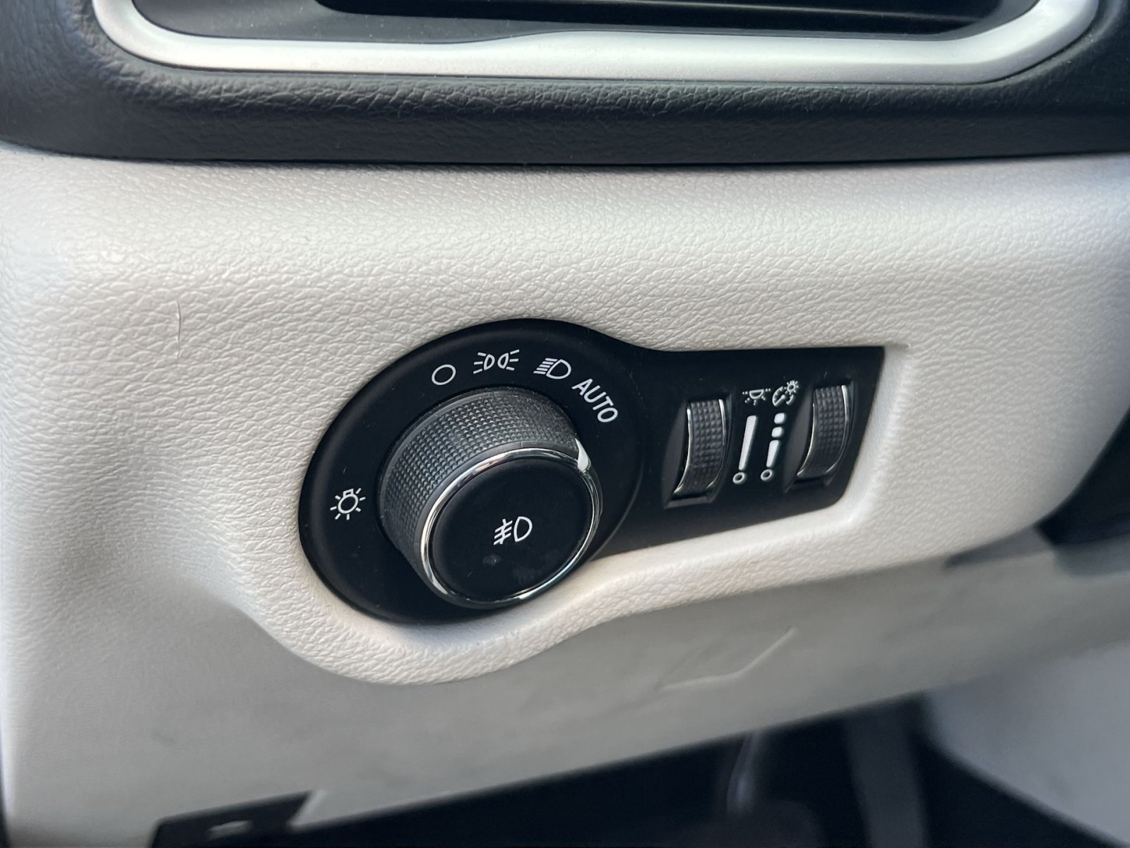 Used 2018 Chrysler Pacifica Touring-L FWD image 30