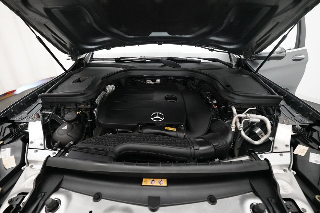Used 2021 Mercedes-Benz GLC 300 4MATIC image 3