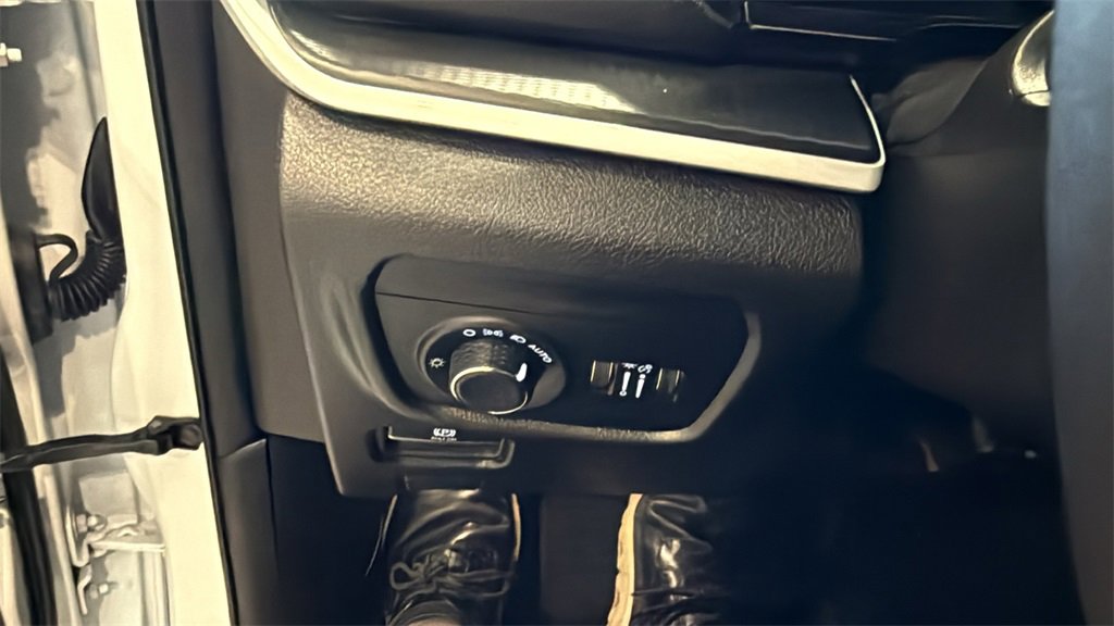 Used 2025 Jeep Grand Cherokee L Altitude image 33