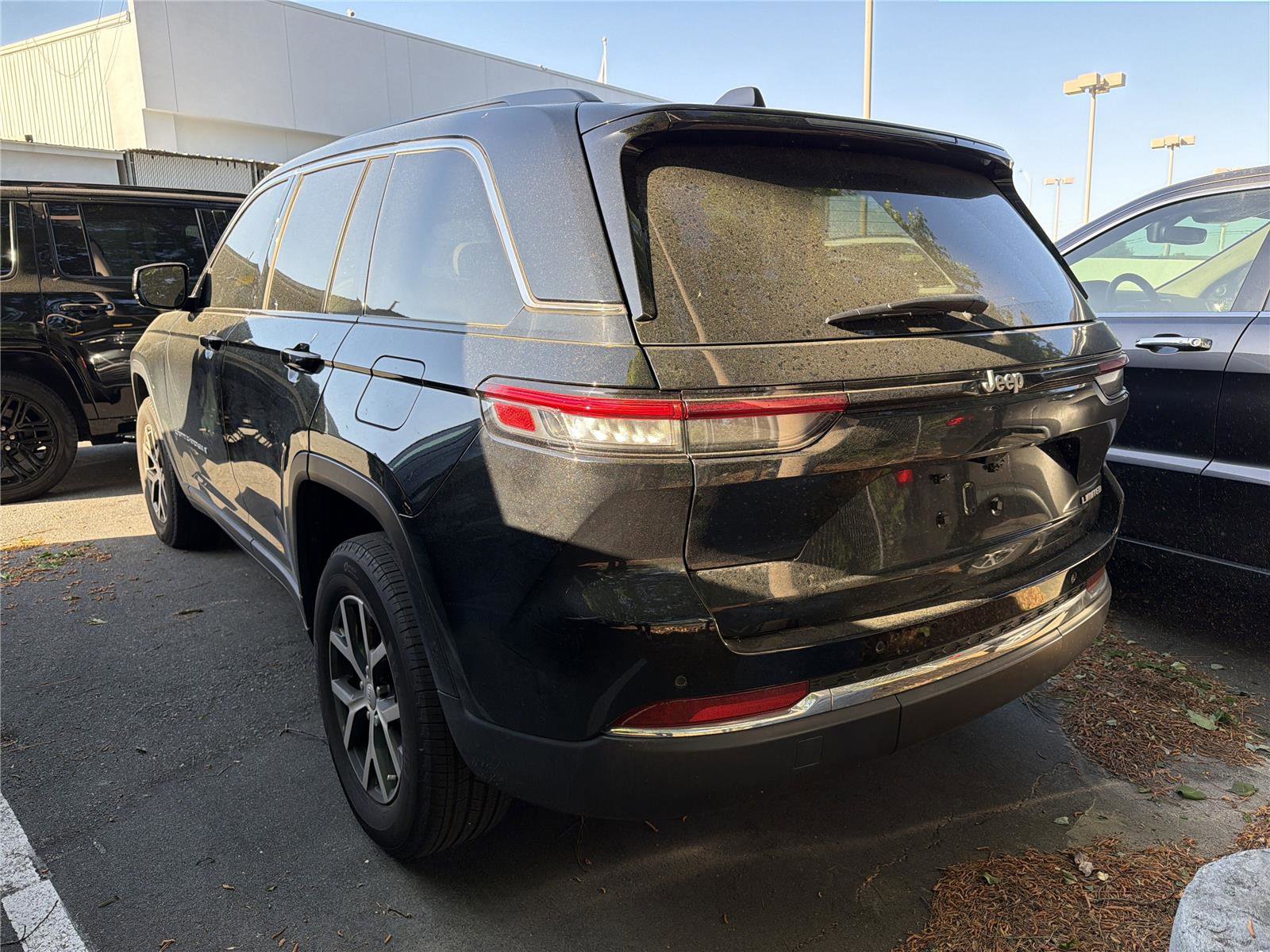 Used 2025 Jeep Grand Cherokee Limited RWD image 5
