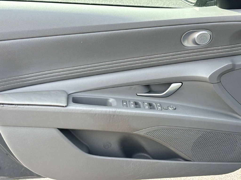 Used 2023 Hyundai Elantra SEL w/ Convenience Package FWD image 18