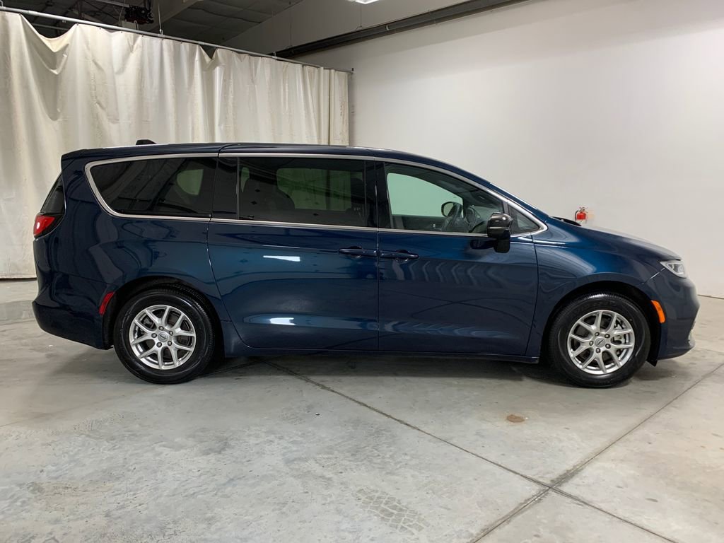 Used 2025 Chrysler Pacifica Select FWD image 11