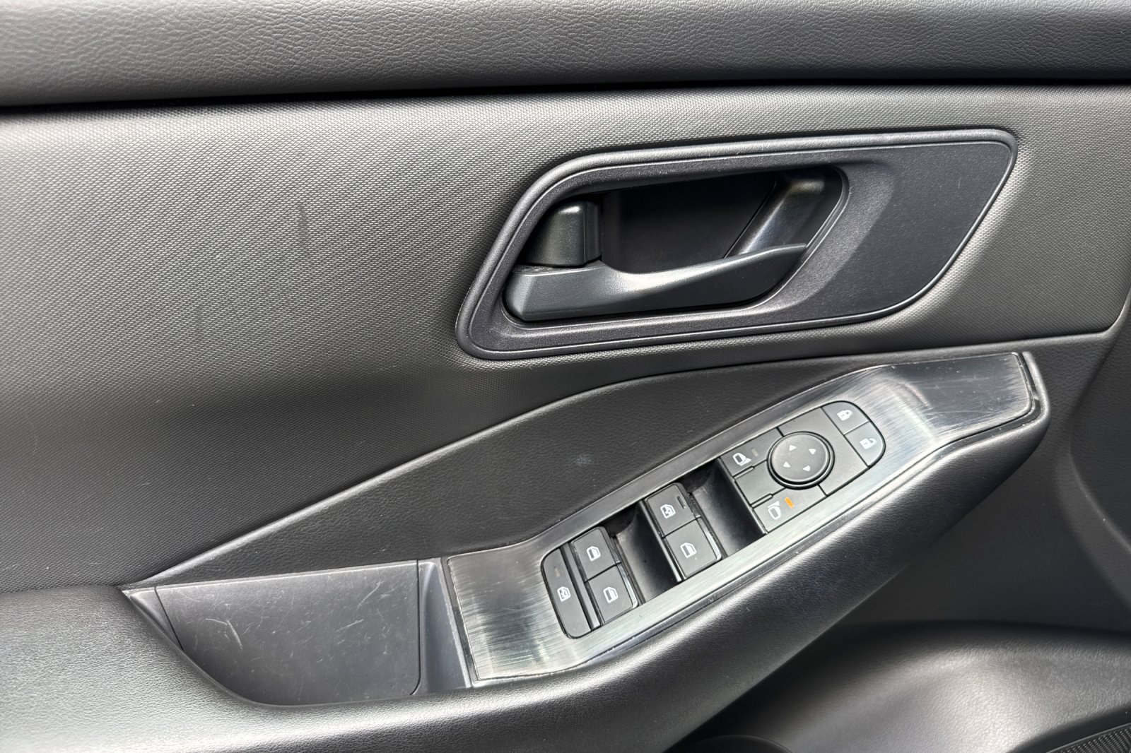 Used 2024 Nissan Rogue S FWD image 11