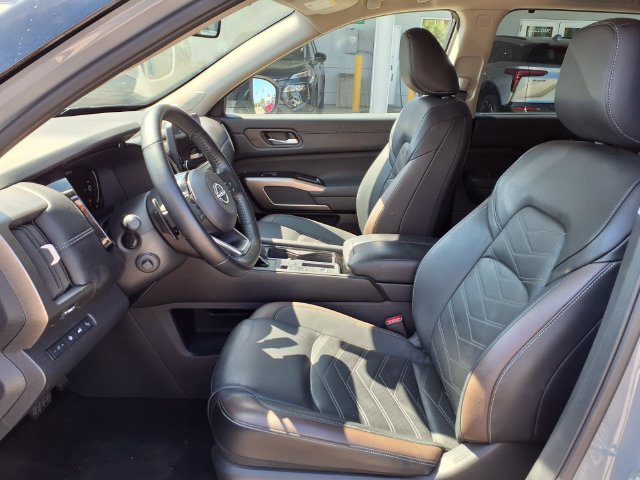 Certified 2025 Nissan Pathfinder Platinum FWD image 16