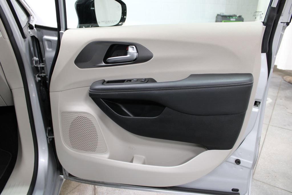 Used 2024 Chrysler Pacifica Touring-L image 35
