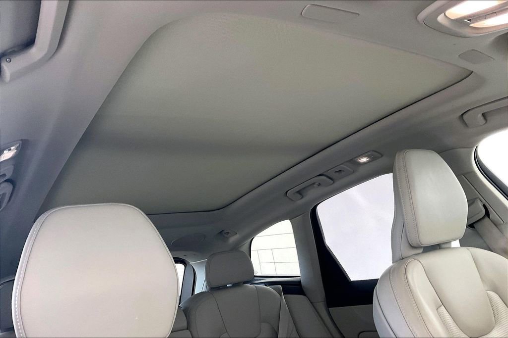 Certified 2023 Volvo XC60 B5 Ultimate w/ Climate Package image 23
