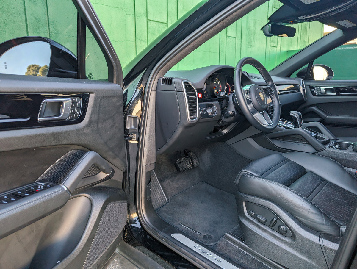 Used 2023 Porsche Cayenne Coupe image 17