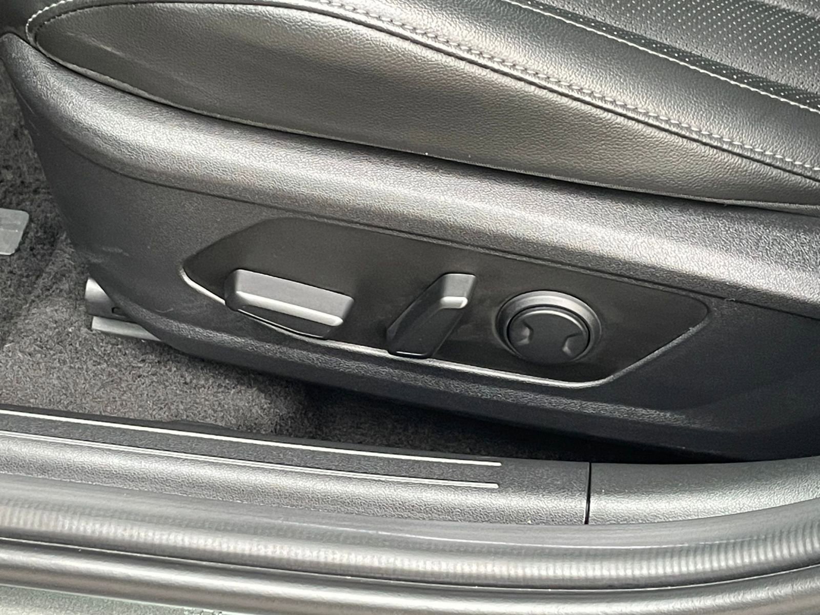 Used 2025 Hyundai Elantra Limited image 23