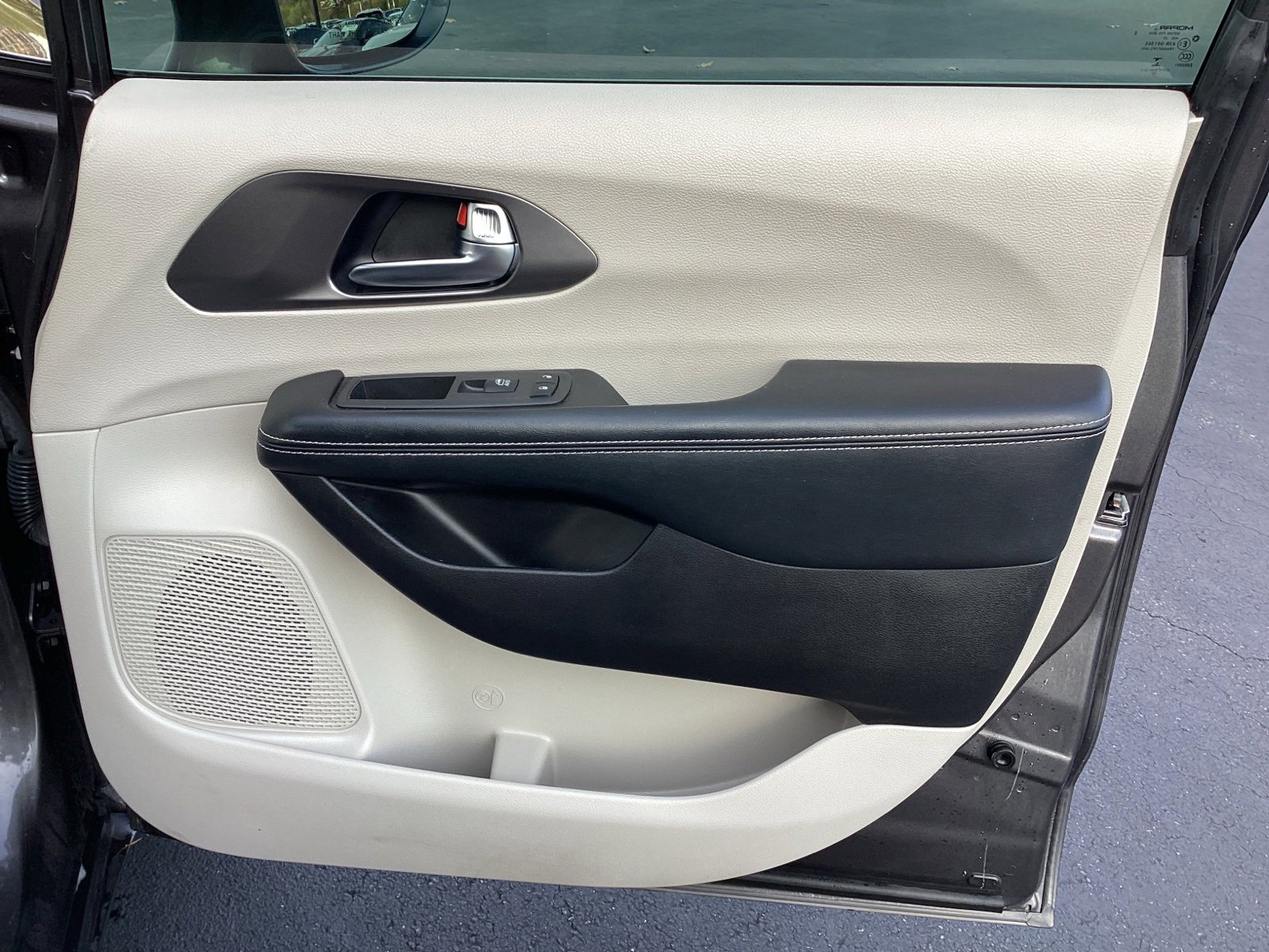 Used 2022 Chrysler Pacifica Touring-L image 24