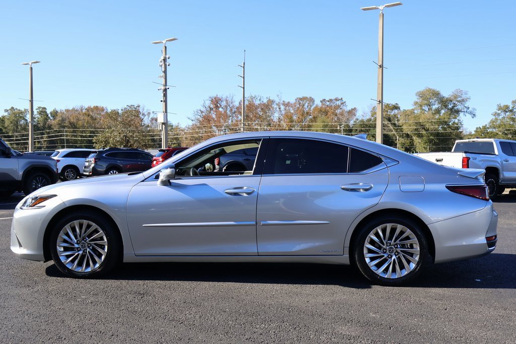 Used 2022 Lexus ES 300h w/ Luxury Package image 2