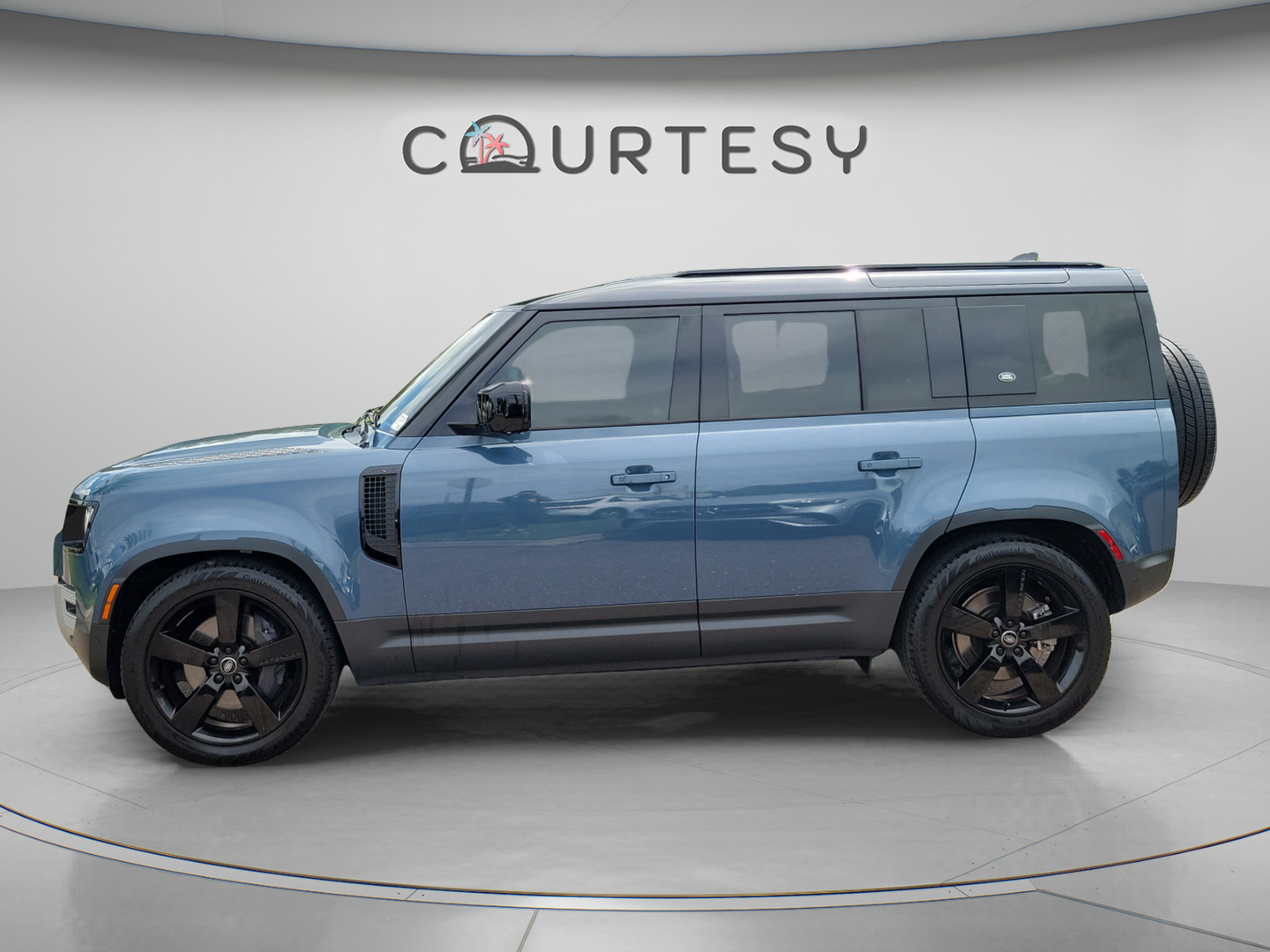 Used 2023 Land Rover Defender 110 S AWD/4WD image 2