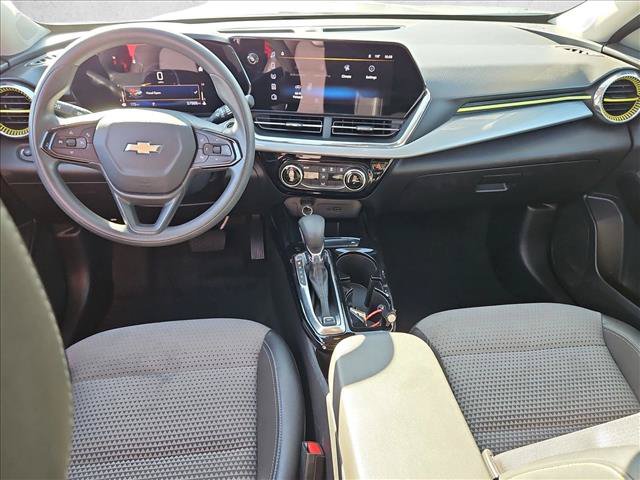 Used 2025 Chevrolet Trax LT FWD image 17