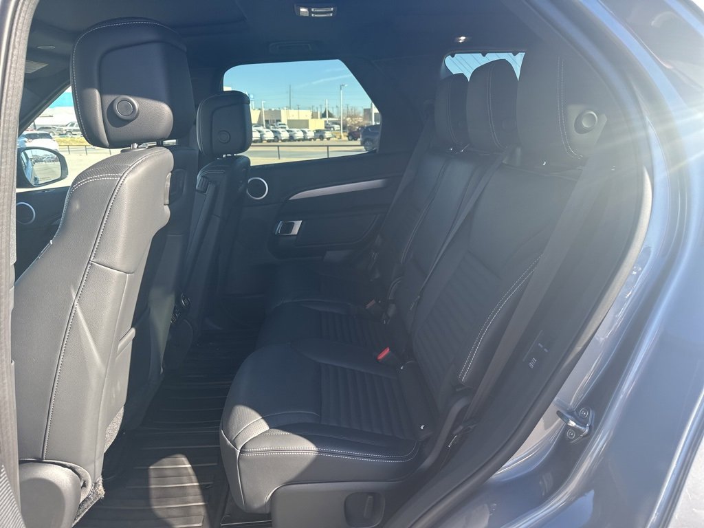 Certified 2025 Land Rover Discovery Dynamic SE image 9