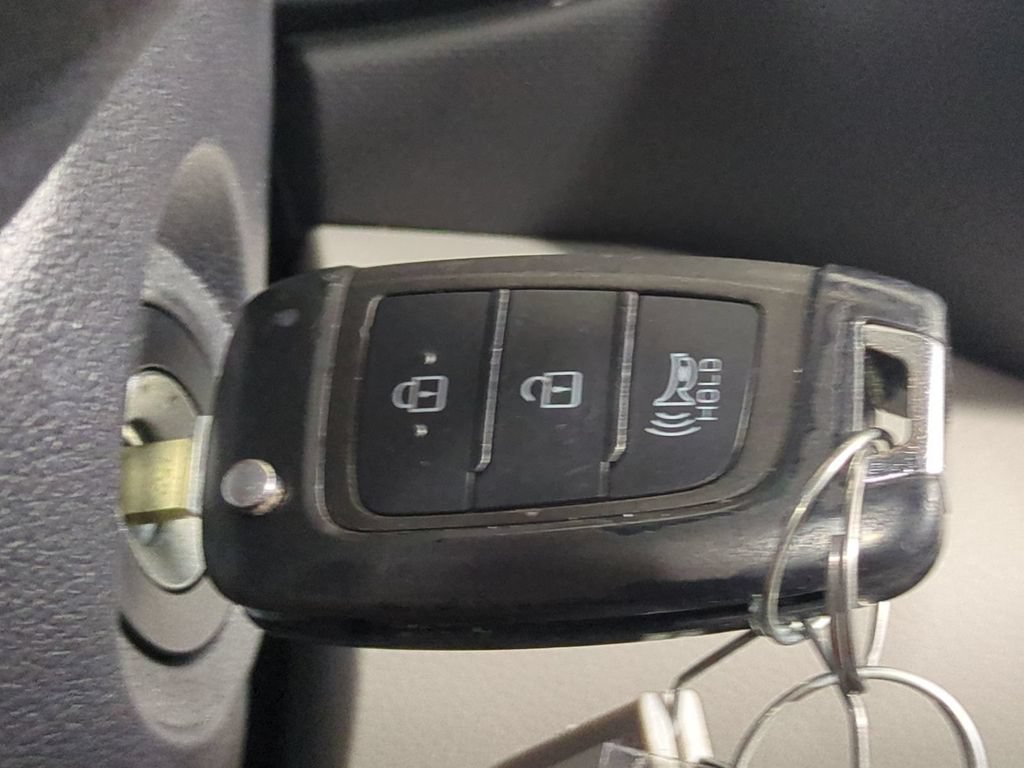 Used 2023 Hyundai Venue SEL FWD image 35