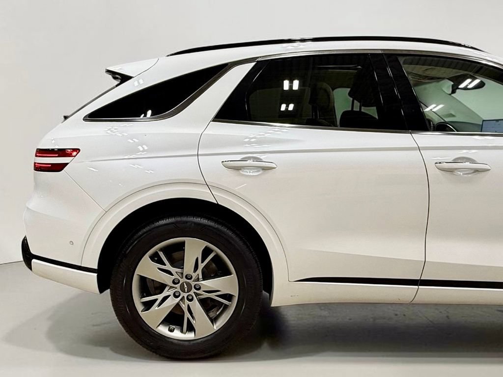 Used 2023 Genesis GV70 3.5T Sport w/ Sport Advanced Package AWD/4WD image 12