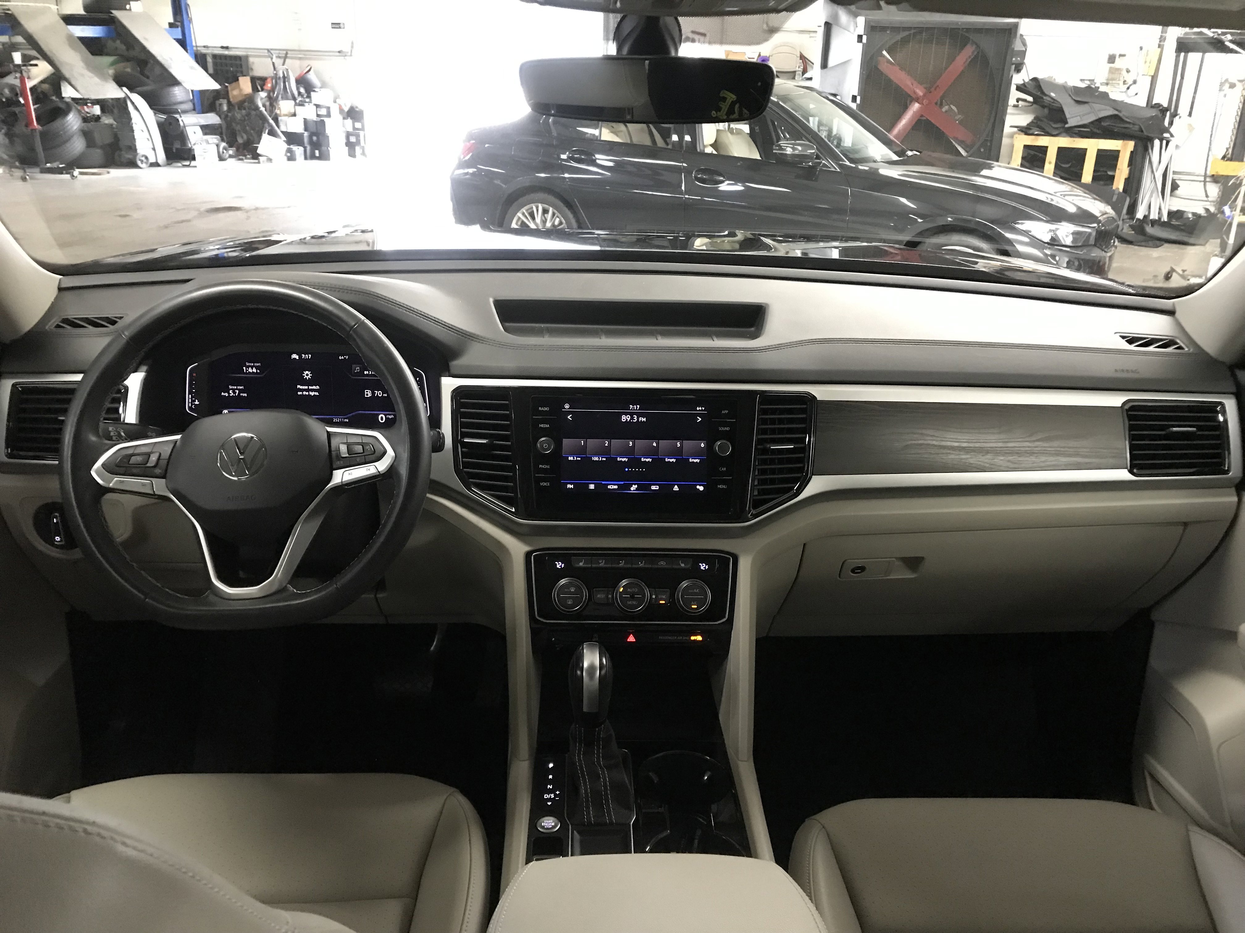 Used 2023 Volkswagen Atlas SE w/ Panoramic Sunroof Package FWD image 18
