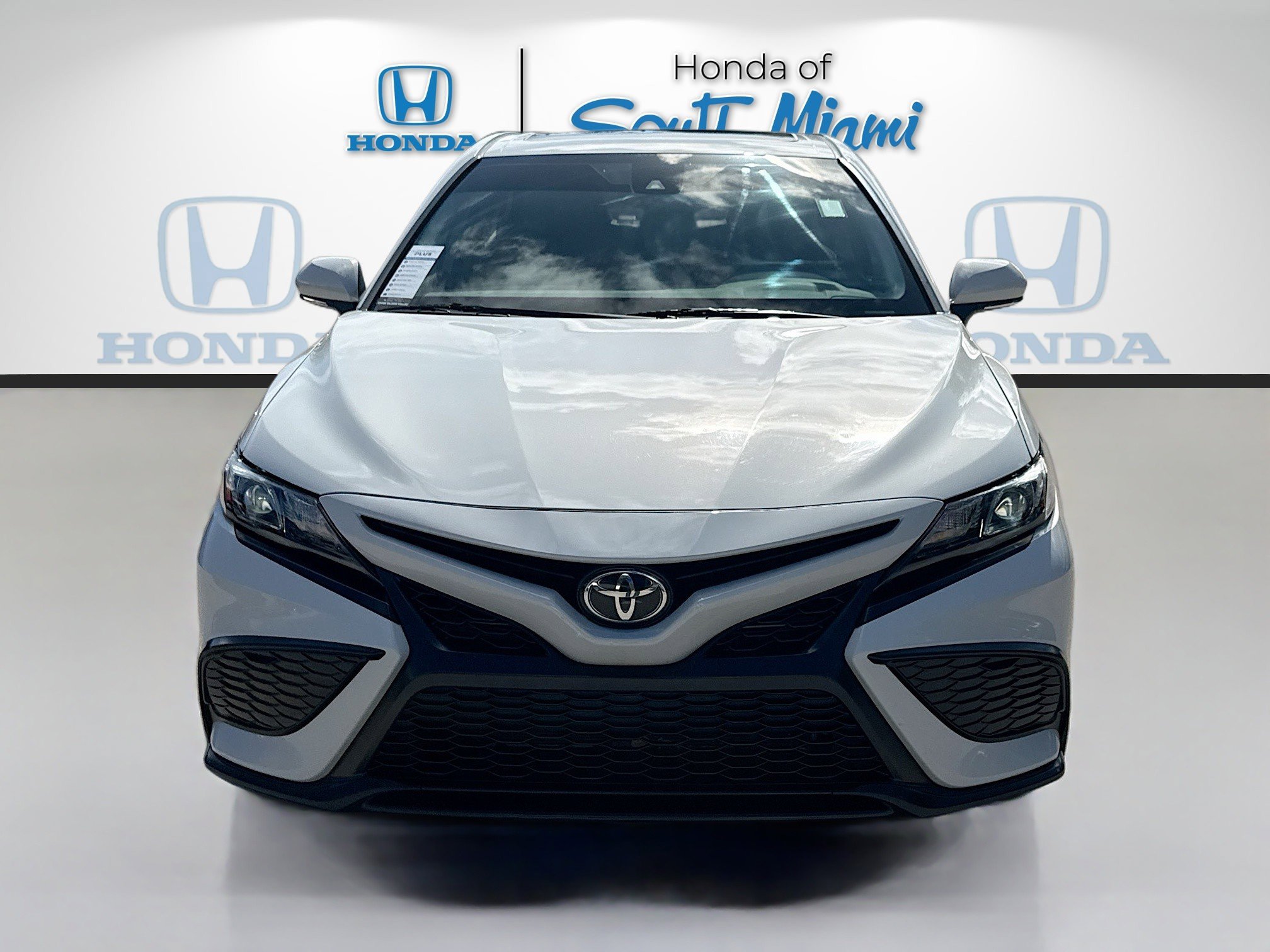 Used 2022 Toyota Camry SE w/ Convenience Package image 2