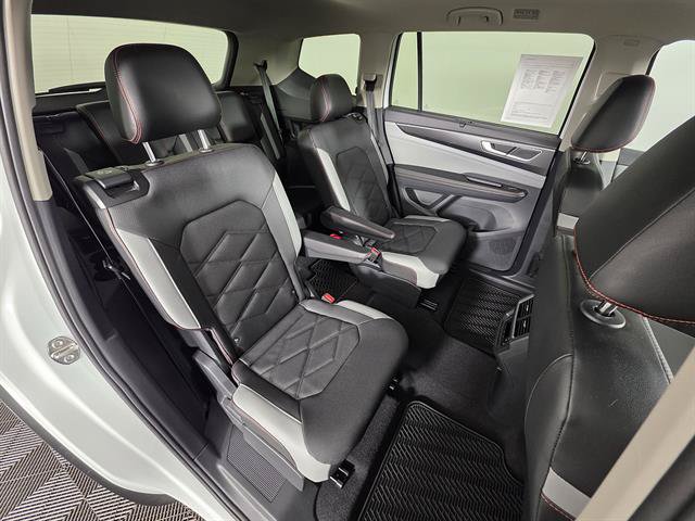 Used 2024 Volkswagen Atlas Peak Edition SEL AWD/4WD image 17