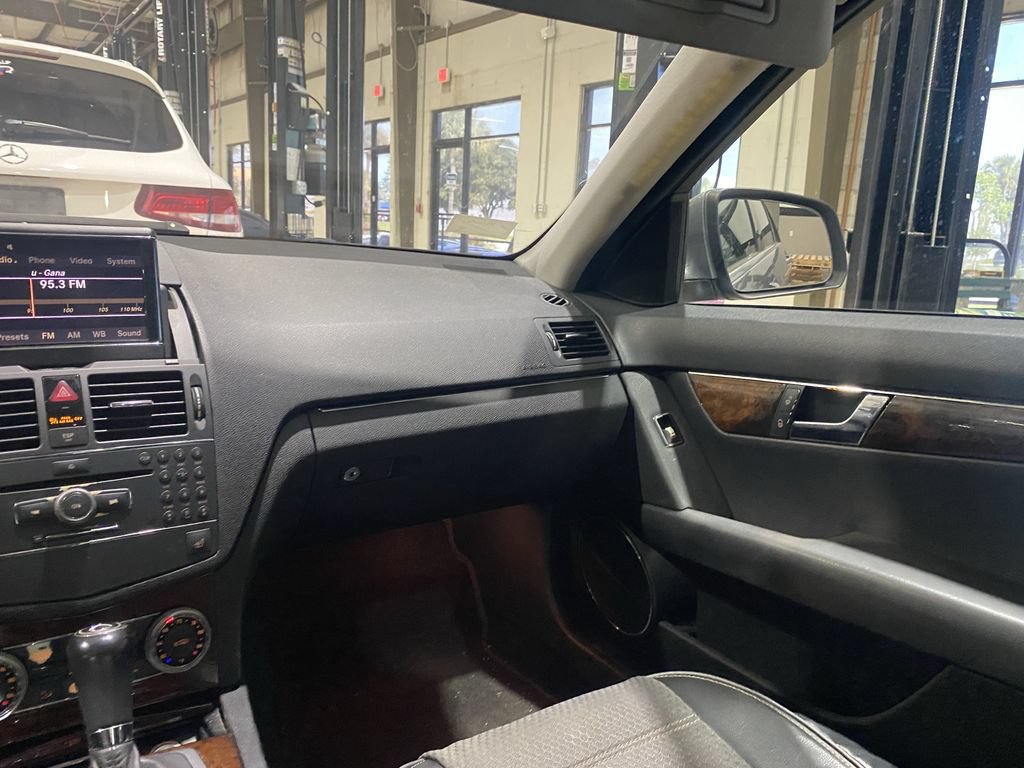 Used 2009 Mercedes-Benz C 300 Sedan image 4