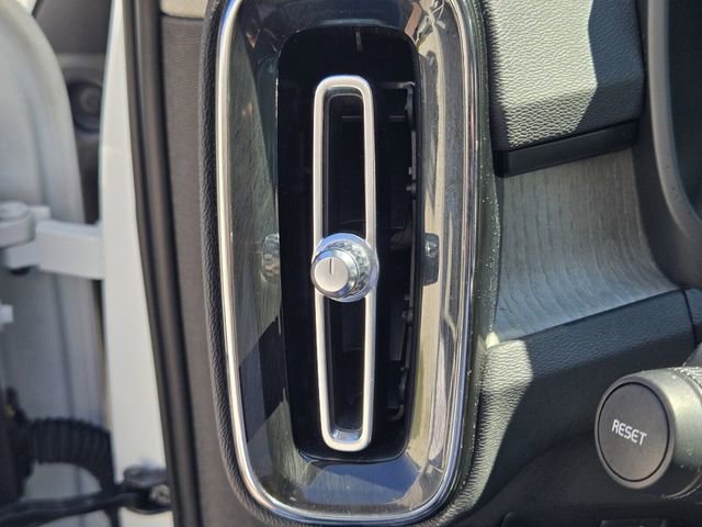 Certified 2023 Volvo XC40 B4 Plus w/ Protection Package Premier image 23